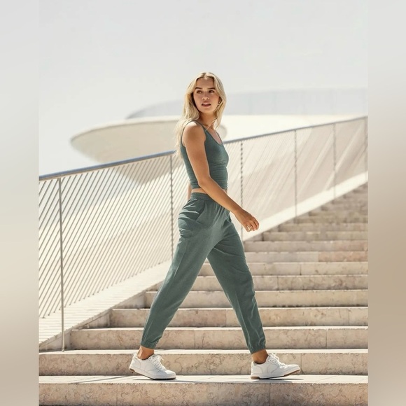 NWT Vuori Boyfriend Women´s DreamKnit™ Joggers in...